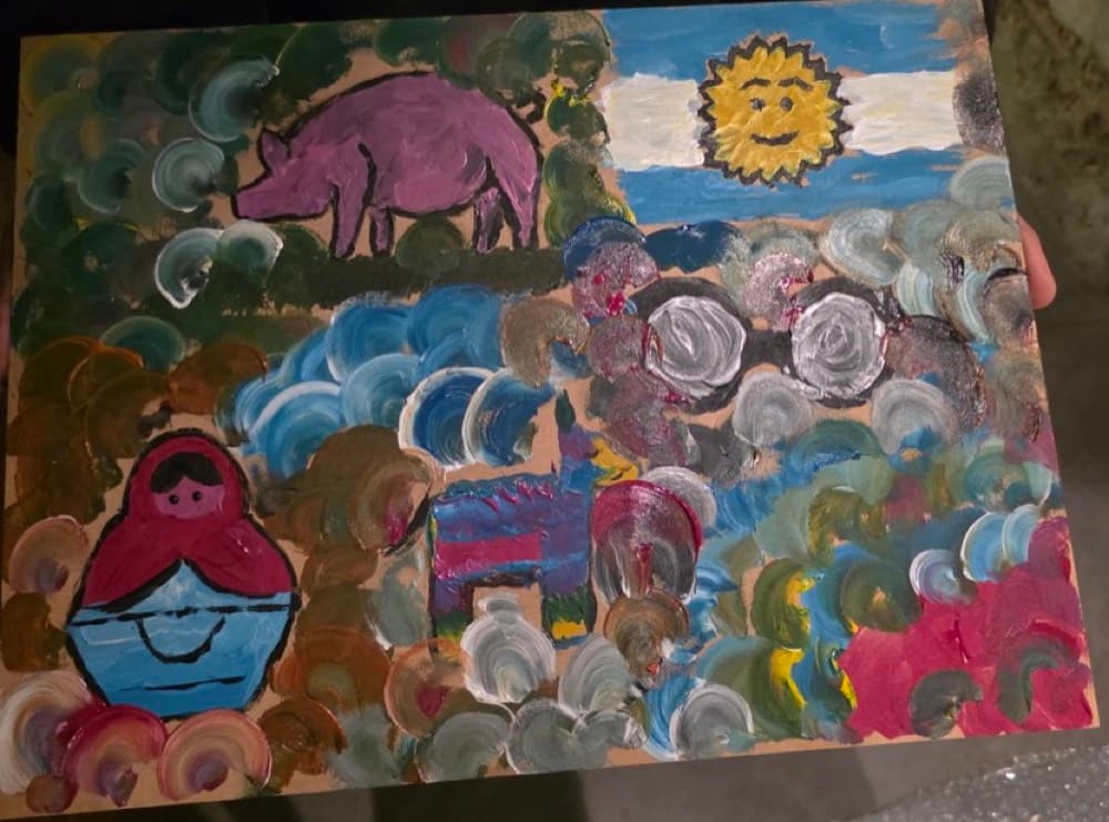 Obra con matrioshka, chancho y sol con cara