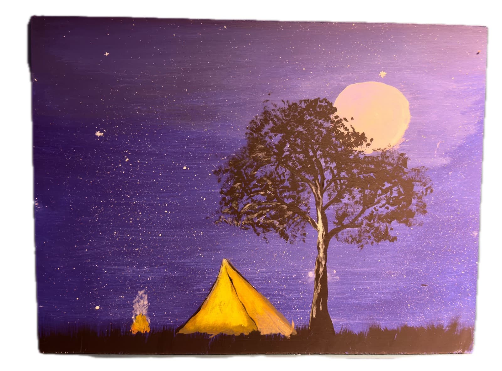 La escena de esa noche: carpa, fogata, árbol y luna.