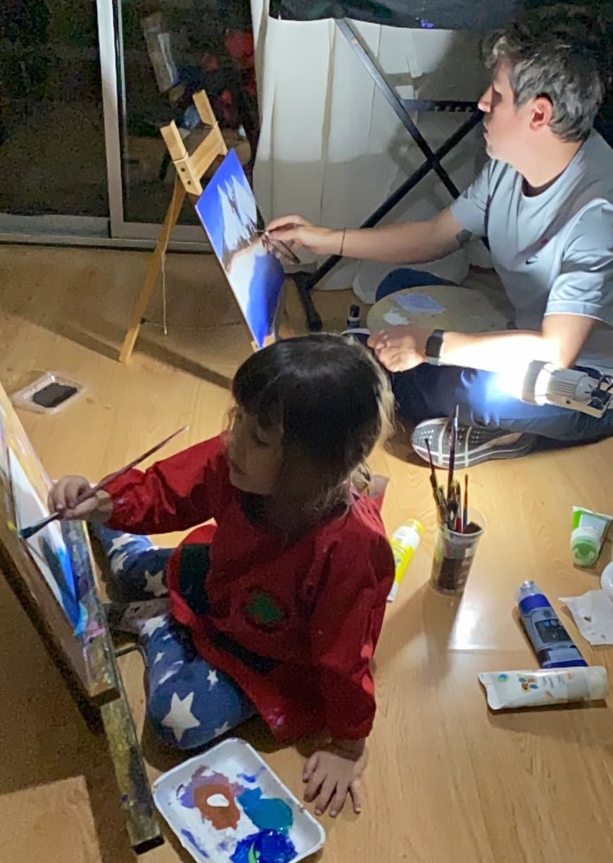 Abril de 2024: dos caballetes en el living. Mi hija en uno, yo en el otro.