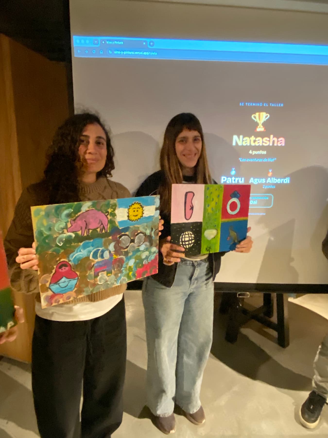 Participantes mostrando sus obras al cierre del evento