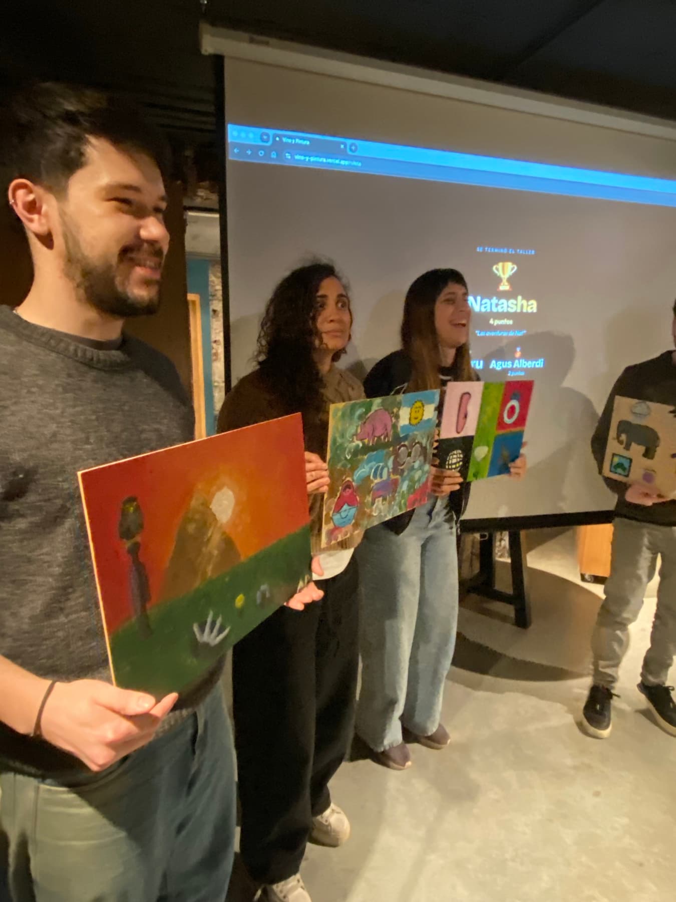 Cada uno sosteniendo lo que pintó durante la noche.